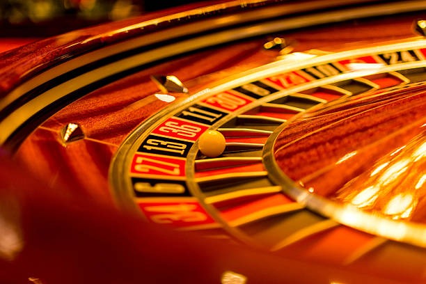 Play'n GO game interface showing paytable and bonus features on rokokbet website